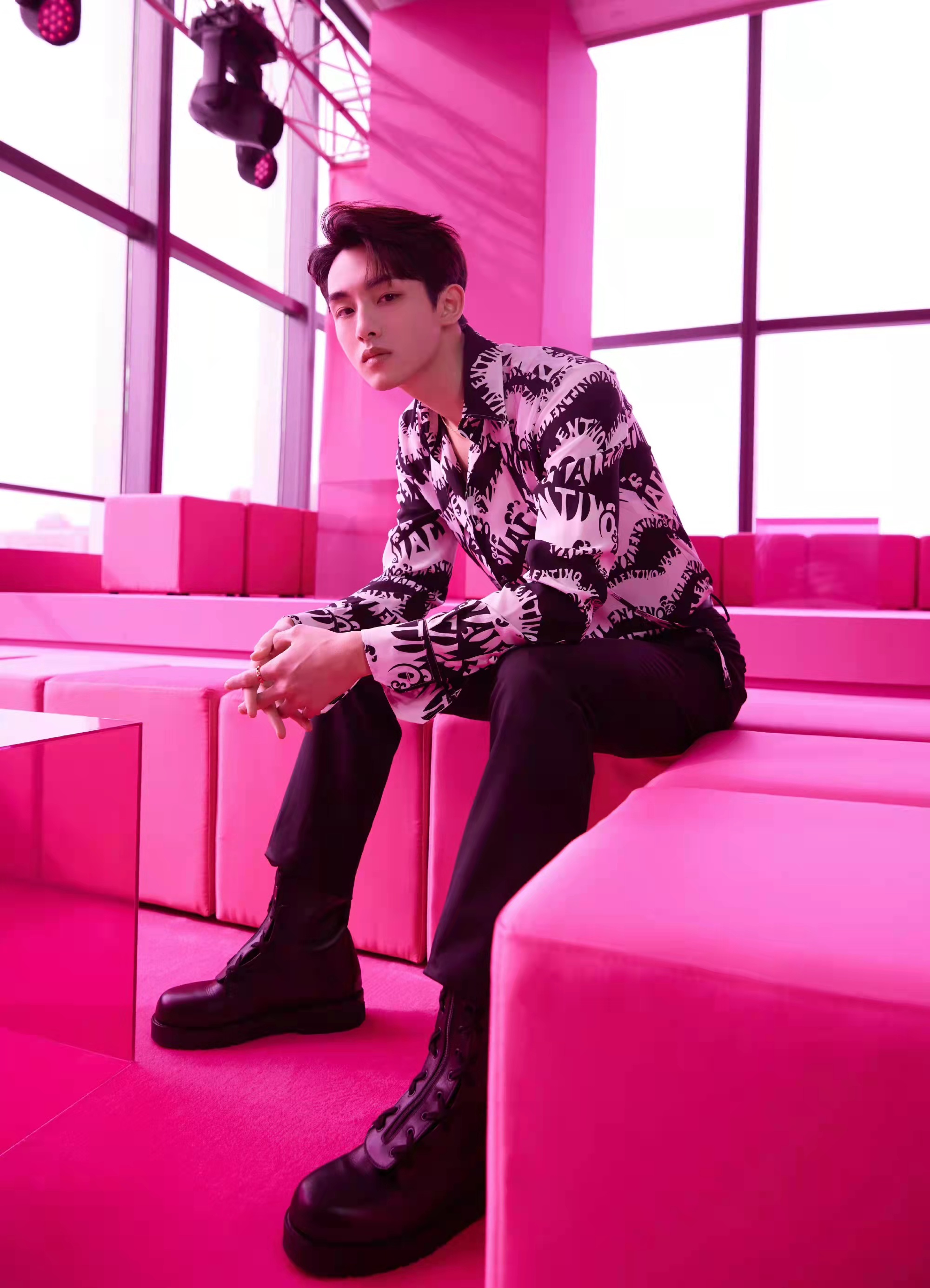 孙俪|众星亮相品牌红毯：孙俪深V罕秀性感，关晓彤瘦成纸片筷子腿吸睛