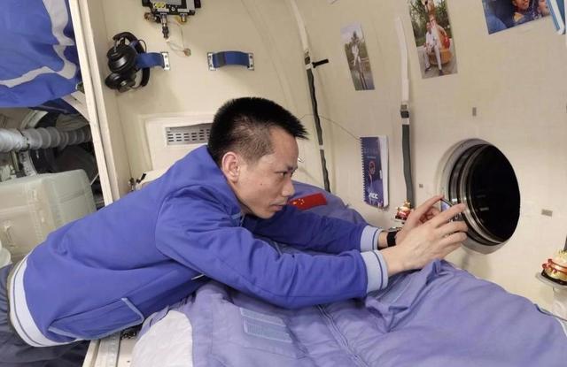 天宫空间站已经“满员”,6名航天员该如何休息?真要站着睡觉?