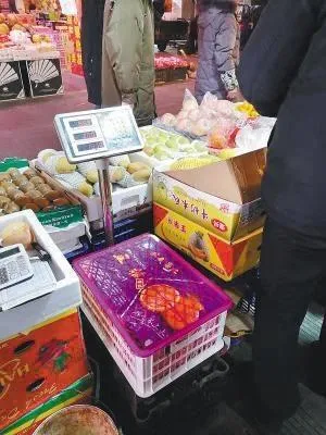 “你们帮我看一下,就这4个苹果能称出来有3斤?”