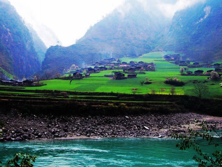 边陲|最美女子养深闺，最美绝景藏边陲，花蕊上的人神共居之地