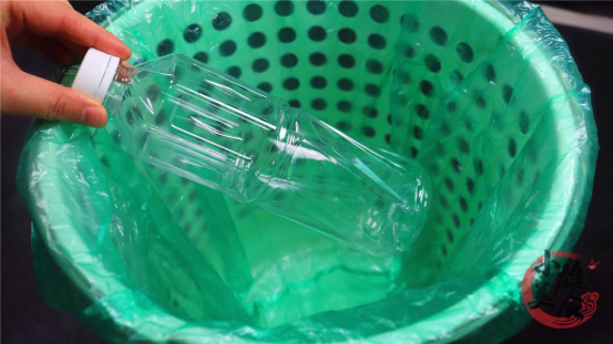 打假！厨房垃圾桶上放1个塑料瓶，作用真的这么厉害？