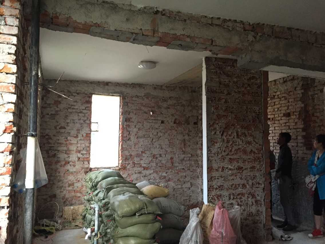 老公请装修队连红砖都铲露出来了,气得想骂人,效果却让我闭嘴了