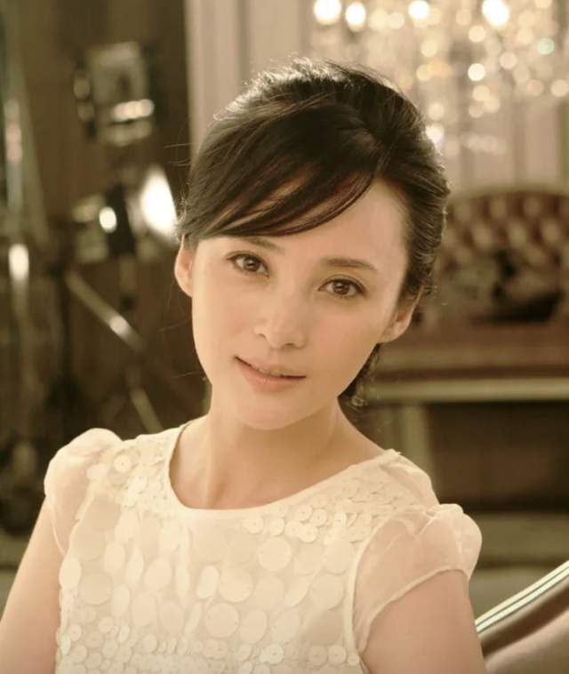 蒋勤勤|陈建斌为爱妻庆生，47岁蒋勤勤素颜认不出，高龄产二胎后遗症明显