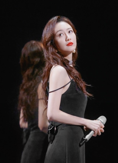 春晚|王鸥献唱《处处吻》魅力四射,春晚舞台搭档宋小宝,又纯又欲吸粉无数