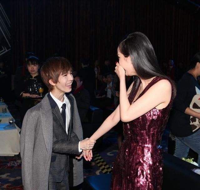 杨幂|为黄明昊庆生完，再为郭采洁庆生，杨幂的朋友多人缘也好