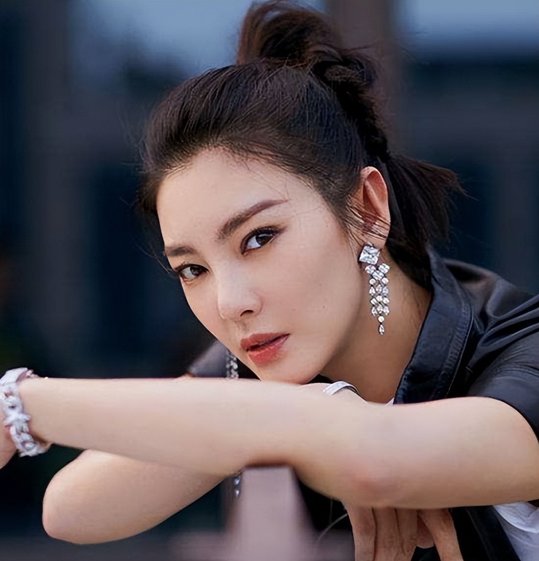 张艺兴|都是说唐山打人围观男子成龙比张雨绮情商高多了，超有大哥风范