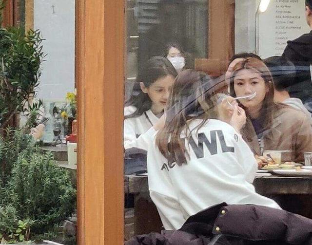 Angelababy|baby与朋友聚会被偶遇,素颜依旧精致有气质,巴掌脸在人群中突出