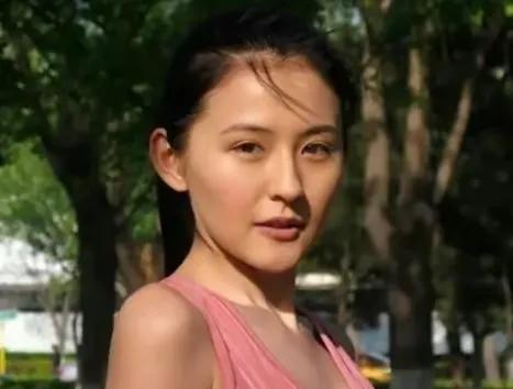 小姐姐|热依扎：出道12年不温不火，一哭成名打动观众，哺乳期仍坚持拍戏