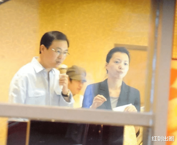 董卿|48岁董卿近况曝光显疲惫，皮肤松弛下巴变胖，老公被曝失联1个多月