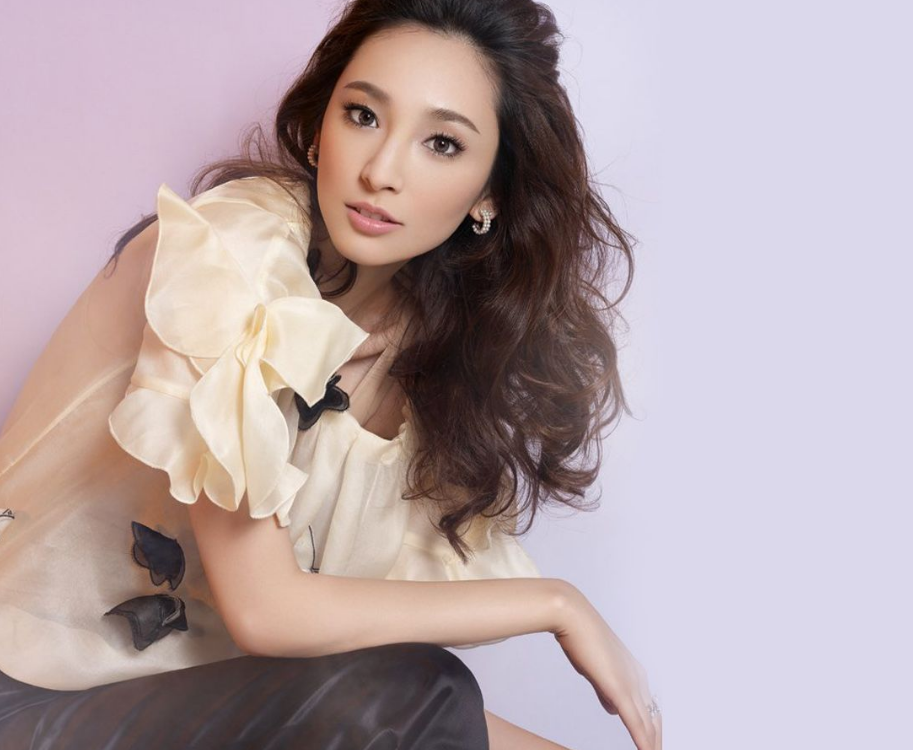 素素|6年生4子仍无缘豪门，吴佩慈当年有多风光，如今就有多狼狈