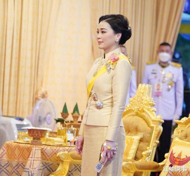 苏提达|44岁苏提达出尽风头,得到钻石爱心耳环,跟玛哈国王甜蜜对视