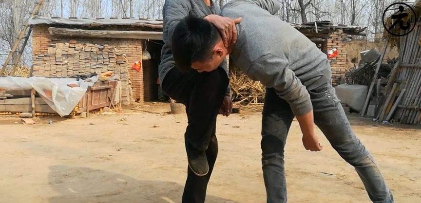 03年内蒙孝子为父迁坟,墓中惊现无名尸骨,调查牵出桩生父杀子案