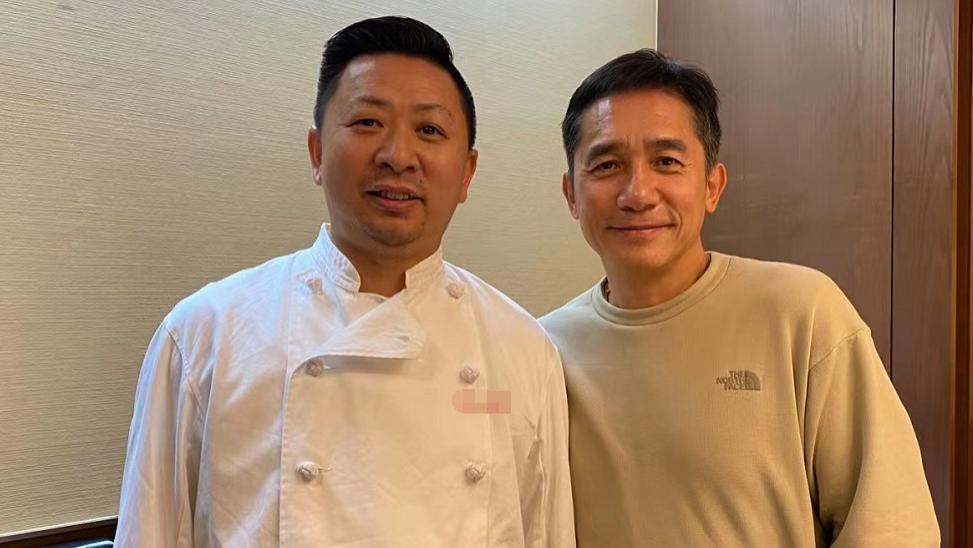 梁朝伟|梁朝伟日本生活近况！高级餐厅吃鱼翅太享受，60岁穿千元衣气质好