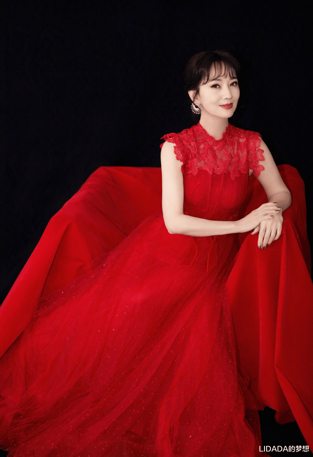 赵雅芝|赵雅芝：带两个儿子再婚嫁黄锦燊，恩爱三十多年生一子，幸福美满