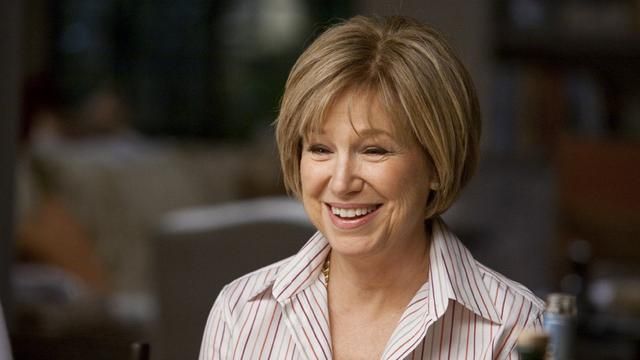 化妆品 玛丽·凯五千美元创业,被称为“蜂皇皇后”开业时公司仅九个人