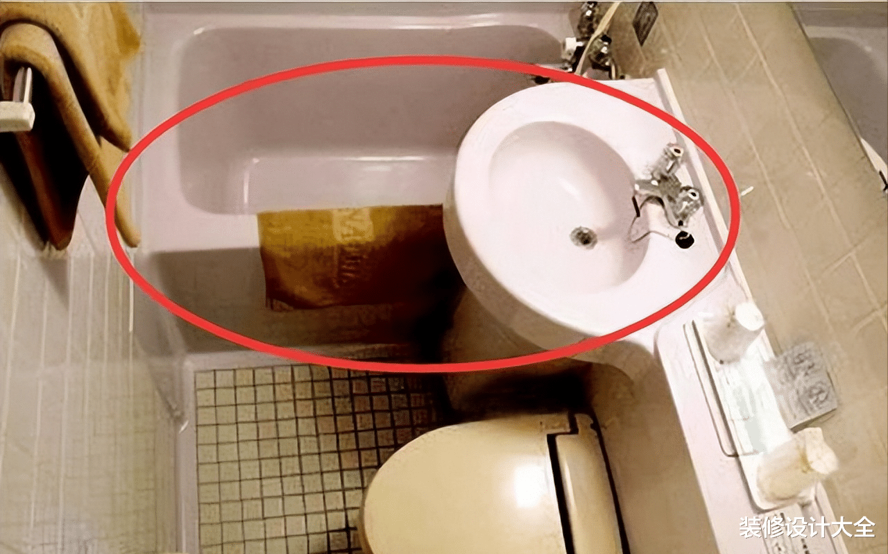日本2㎡的迷你卫生间,居然浴缸马桶全都有,到底是怎么做到的?