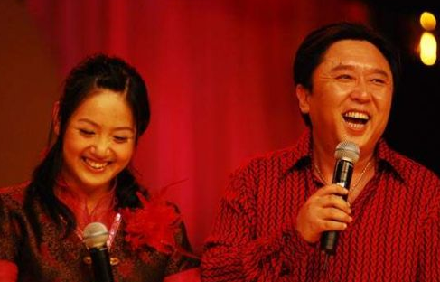 于谦|于谦小10岁娇妻近照似少女，被指撞脸马伊琍，和身旁人热聊没架子