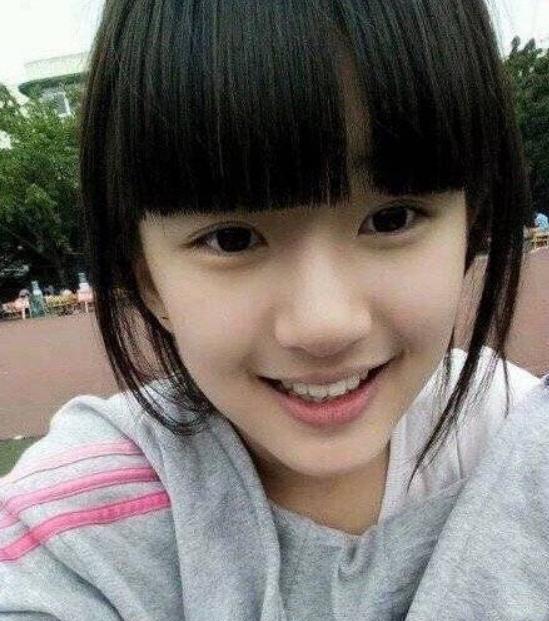 赵露思|赵露思上小学照曝光，原装妈生脸等比长大，整容明星怎么看