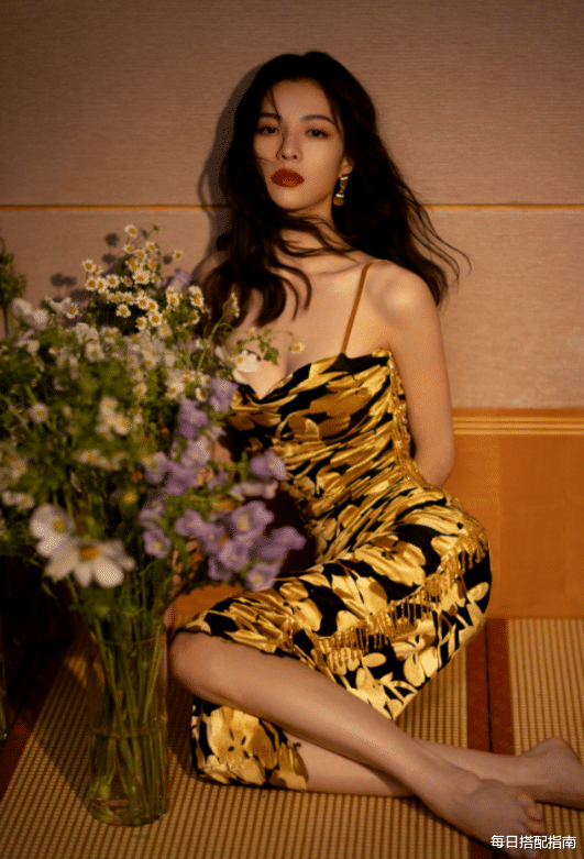 卷发 为什么你烫卷发会显老气？从发型特质看你的曲直感，实用又精致