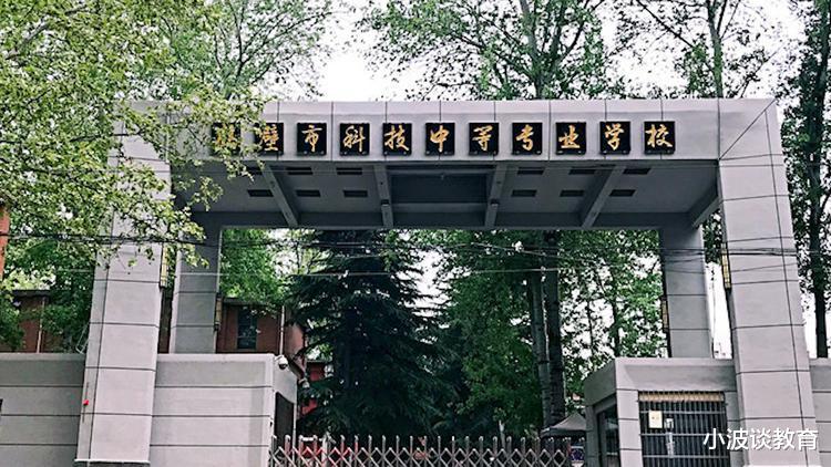 16岁女孩被3人霸凌:如今已精神失常,妈妈跪地要说法,官方回应