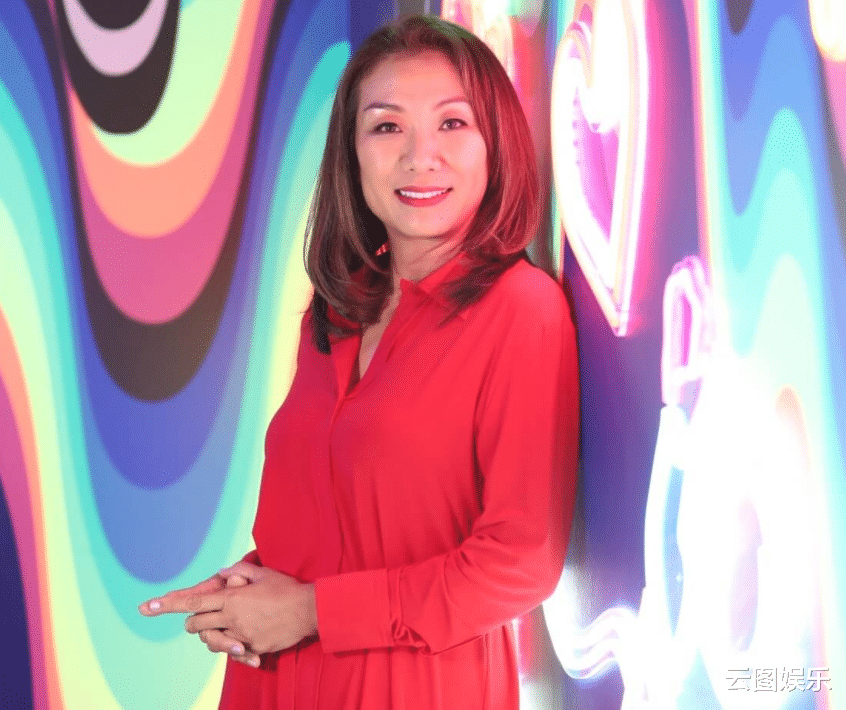 化妆 方中信一家近况！14岁女儿活泼像妈，港姐冠军妻子转行开玩具店