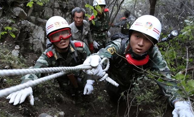 14年前,北京教师爬山时离奇失踪,搜救队找到一纸条引发无数猜想