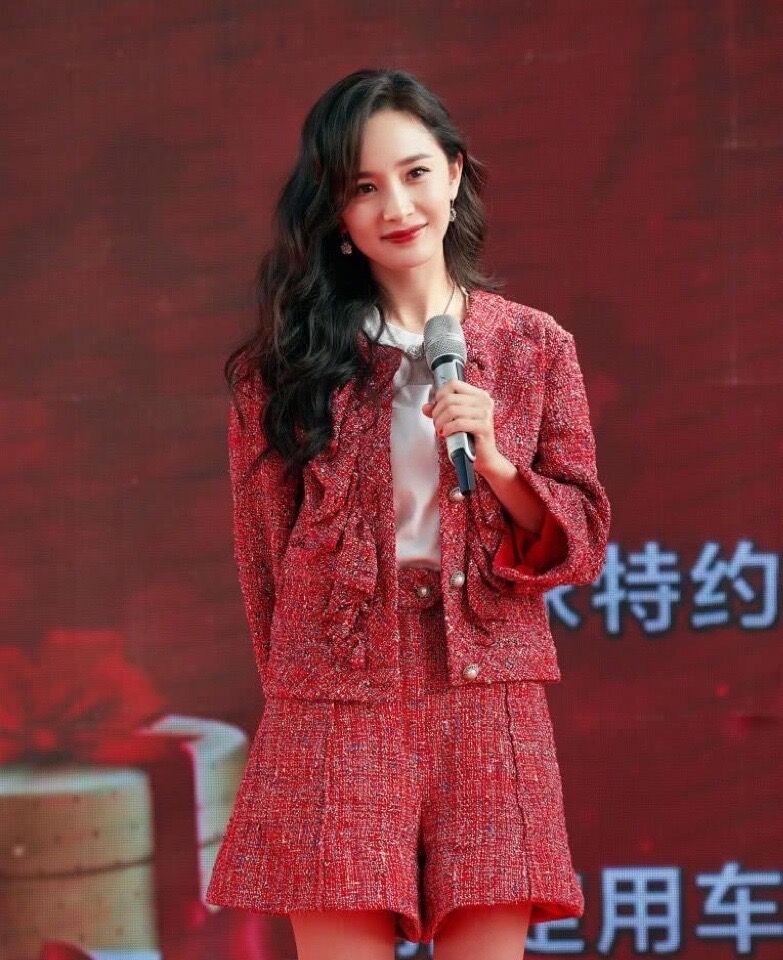发型 40岁女人年底烫发，是烫“大卷”还是烫“小卷”？关键要看脸型
