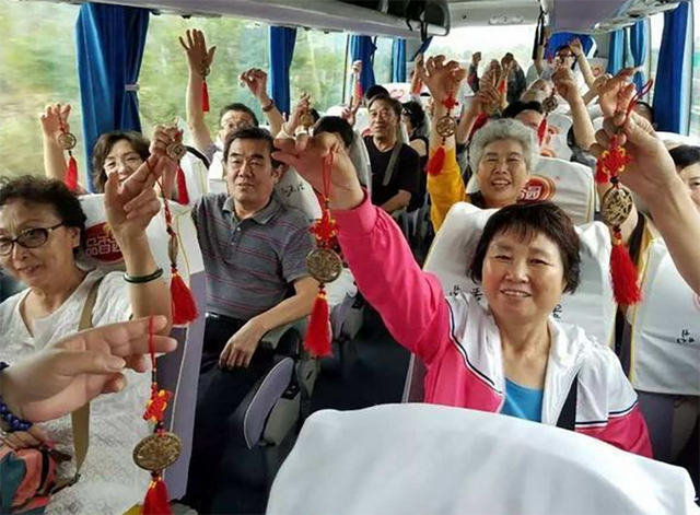 旅行团|几百元的老年旅行团，包吃包住还送礼物，旅行社是如何从中谋利？