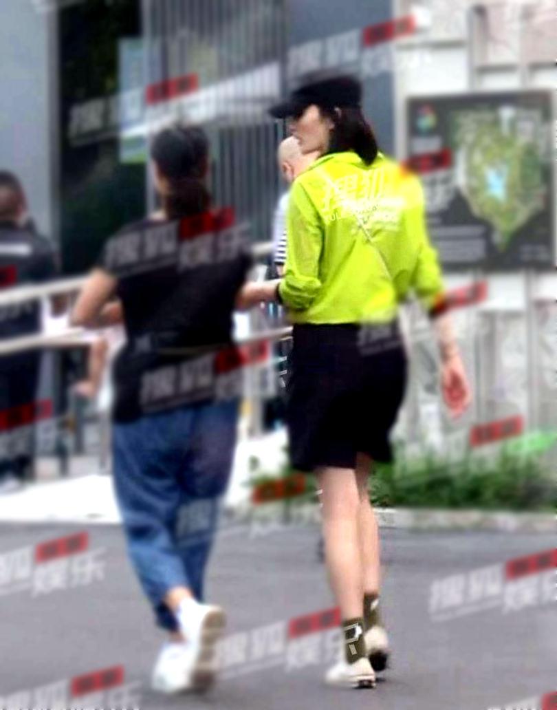 李嫣|海哈金喜带女儿散步，孩子五官随爸爸李亚鹏，长得太像姐姐李嫣了