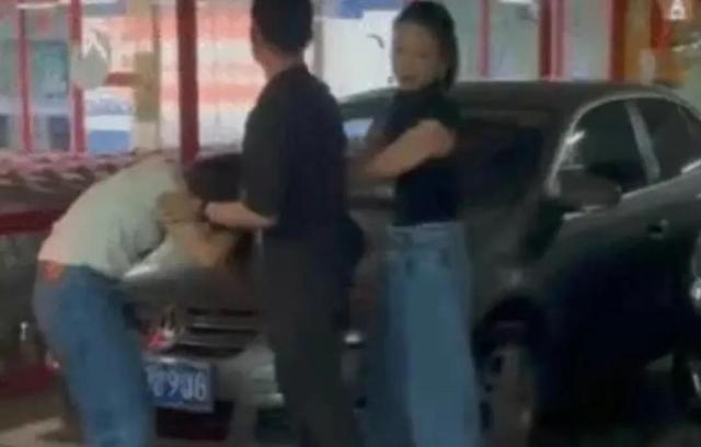 湖南男子为生二胎和妻子假离婚,8年后发现,老大不是自己亲生的