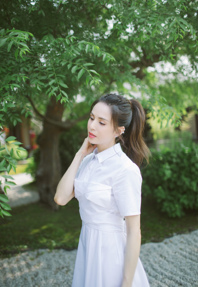 饮食 李若彤晒夏装，白色短袖配百褶半身裙，简单时尚清新优雅很减龄