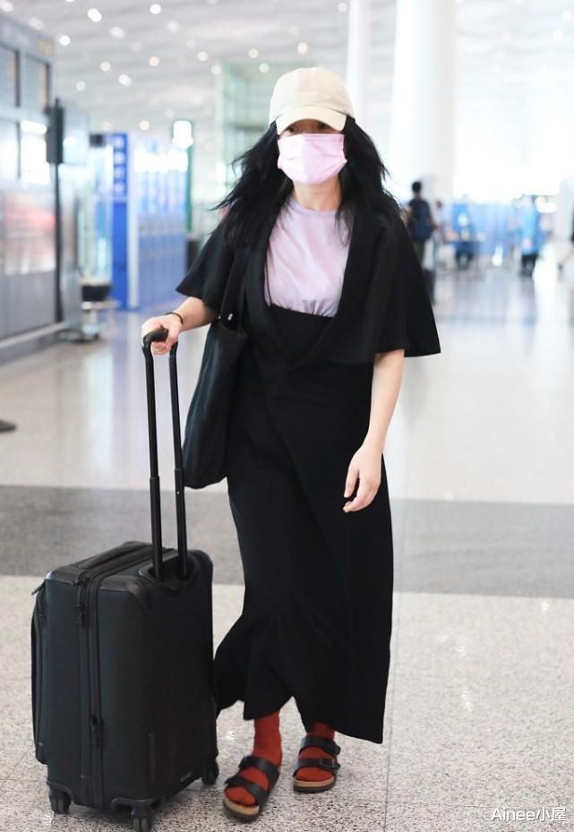 周迅穿衣挺简约,纯色蓝裙配条纹西装,低调朴素一点不像明星