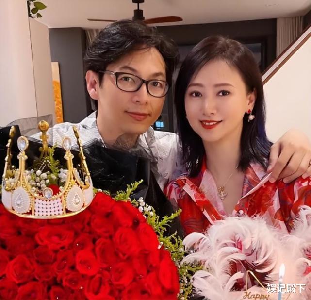 翁虹|翁虹老公是真年轻，五十岁的年纪三十岁的脸，一家三口颜值巨高！