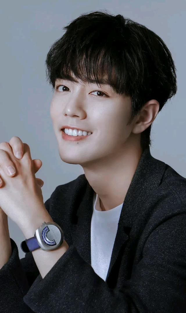 肖战|肖战三个角色DY播放量破十亿，现实如山也能自在如云！