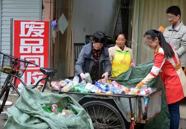 床板放过道被当废品卖了,女失主向保洁索赔17万