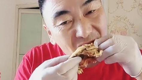 李玉成|李玉成独自啃熏鸡，让85岁马玉琴米汤配剩菜，网友：藏不住了？