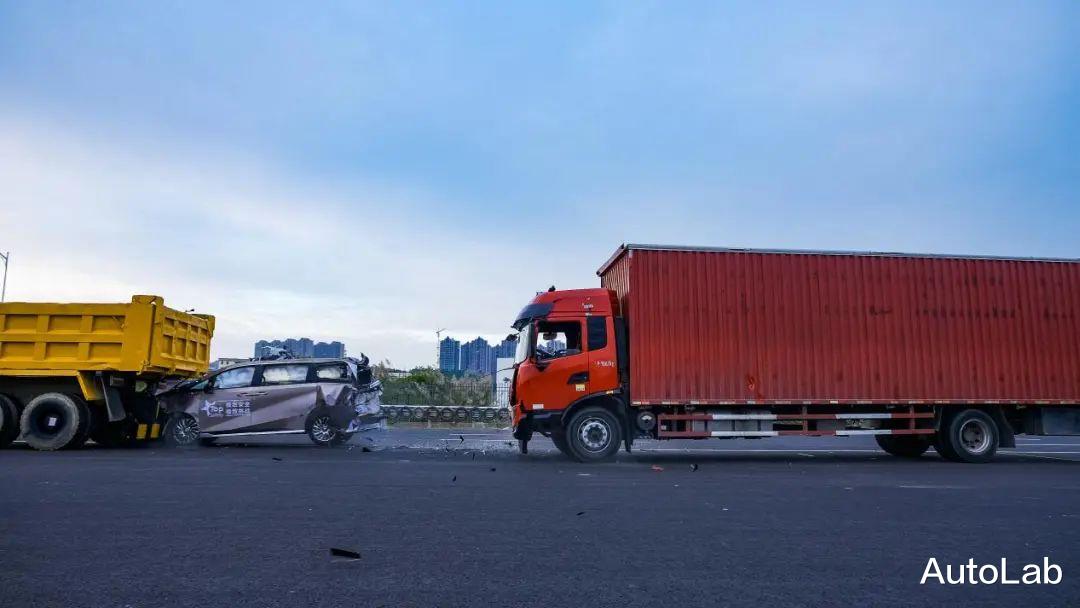 MPV与两辆货车“硬碰硬”会如何?
