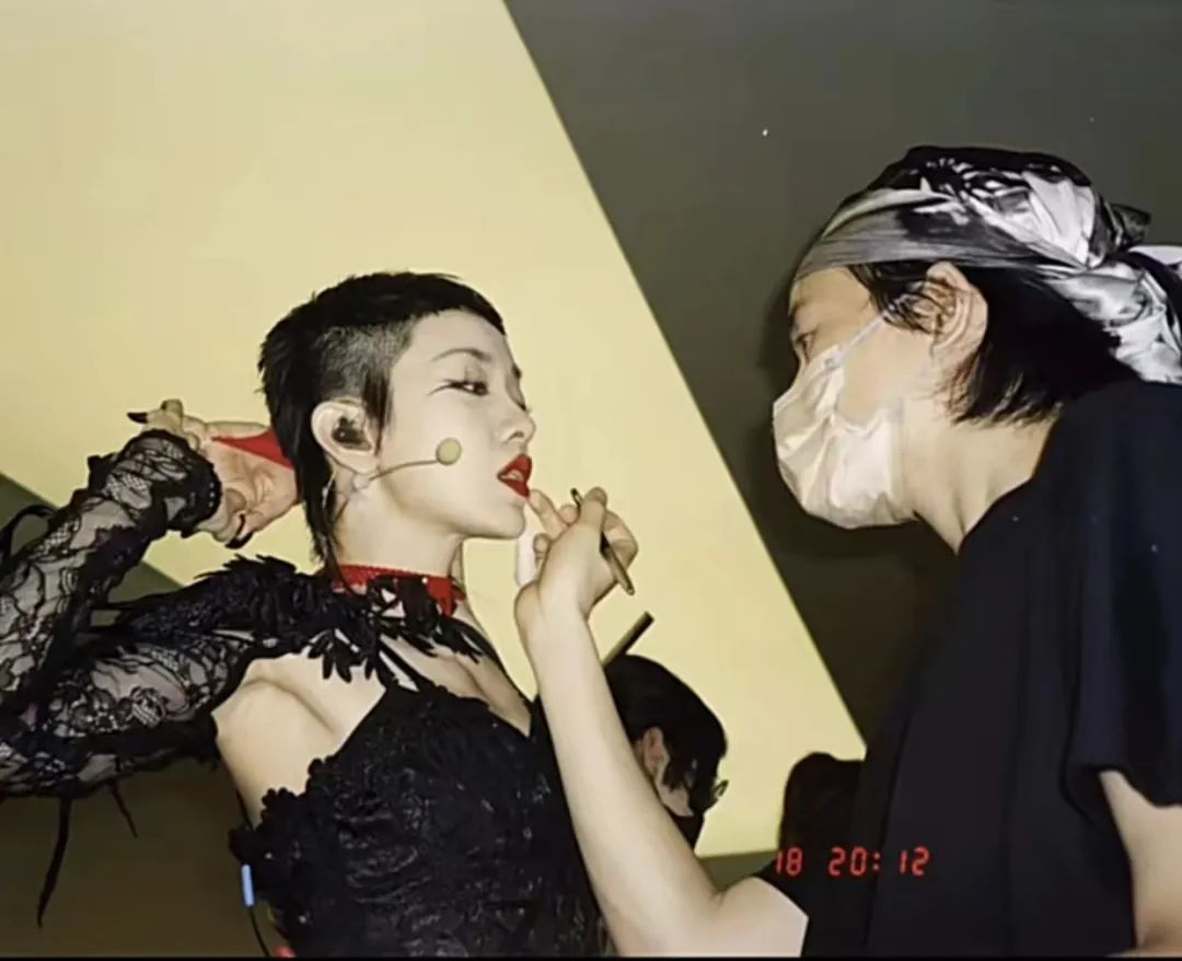 乘风破浪的姐姐 浪姐服装丑出新高度！豹纹裤，花皮草…造型师你没事吧