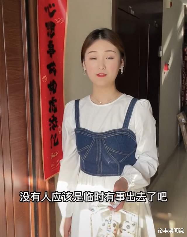 陈亚男|陈亚男亲自为粉丝做蛋糕，特地带着摄影前往粉丝家中，遭质疑摆拍