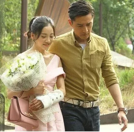 胡歌|胡歌的“女朋友”因为衣着暴露而被赶下台