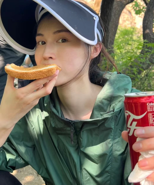 何穗|何穗穿紧身裤素颜爬山!裤子太薄多次被扎,坐地上啃面包不怕脏