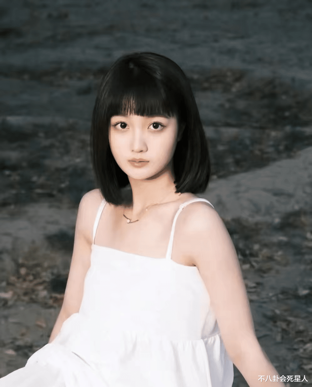 张嘉倪|张嘉倪被绿后首现身，身材纤细气质端庄，全程带笑状态吊打小三