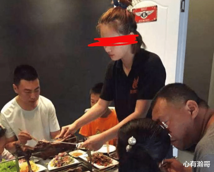 男子当人丈夫面调戏别人老婆强迫女子索要微信, 开头很狂结局怂了