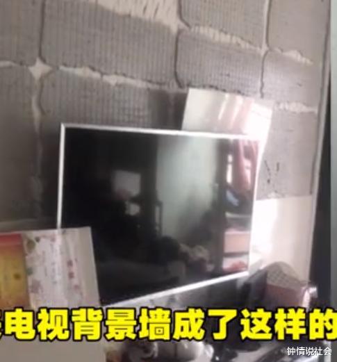 湖北一女子刚到家就被电视背景墙吓一跳:承载不了奖状的重量?