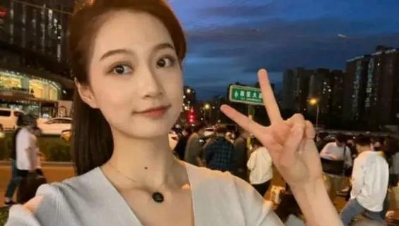 贾玲|冯琳亮相春晚彩排，气质超群不输明星，不愧是复旦相中的人选