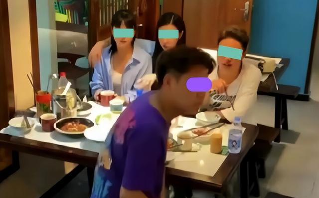 女子带弟妹组团相亲,点了一桌喜欢吃的菜,菜上桌,男子径直走了