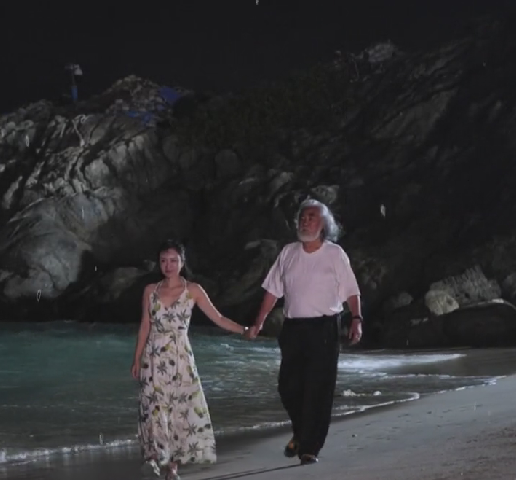 张纪中|张纪中晒全家福,马丁抿嘴不情愿,小儿子头发凌乱崩溃大哭