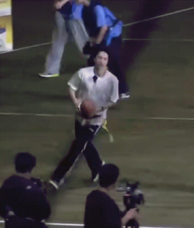 王一博|王一博玩橄榄球,结果下一秒玩到噗嗤摔得趴在地上