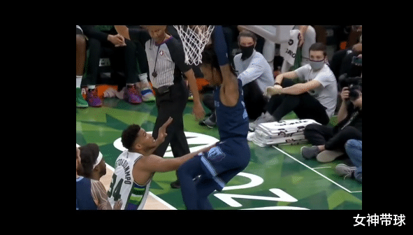 字母哥|暖心！莫蘭特隔扣失敗后，字母哥馬上雙手保護(hù)掛在籃筐上的前者