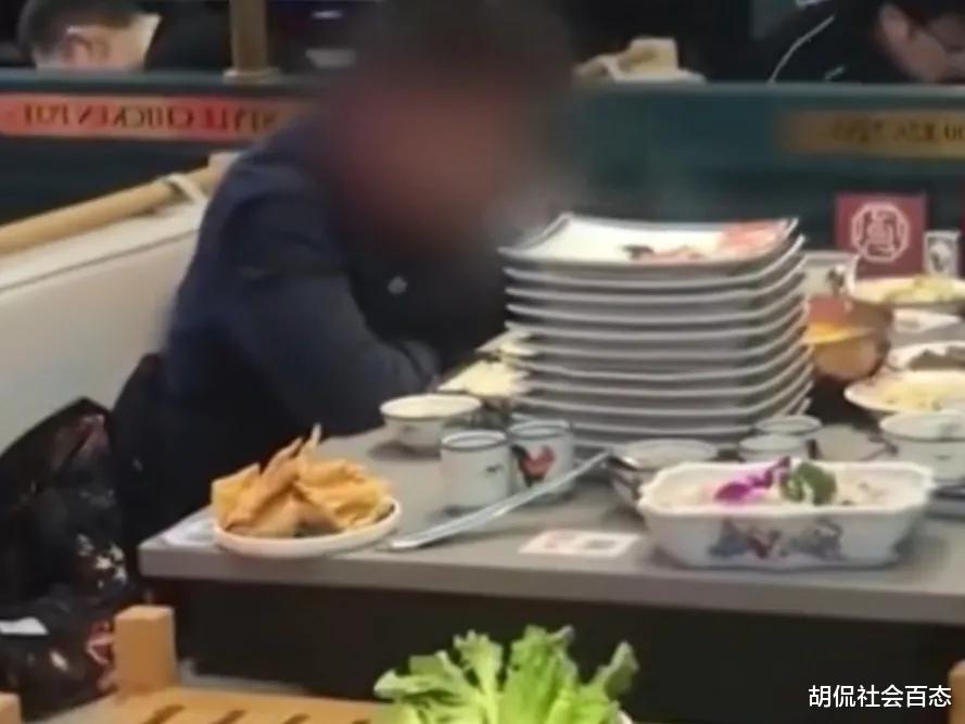 小伙相亲，吃掉30盘肥牛，小伙离席时的“套路”让女孩当场崩溃